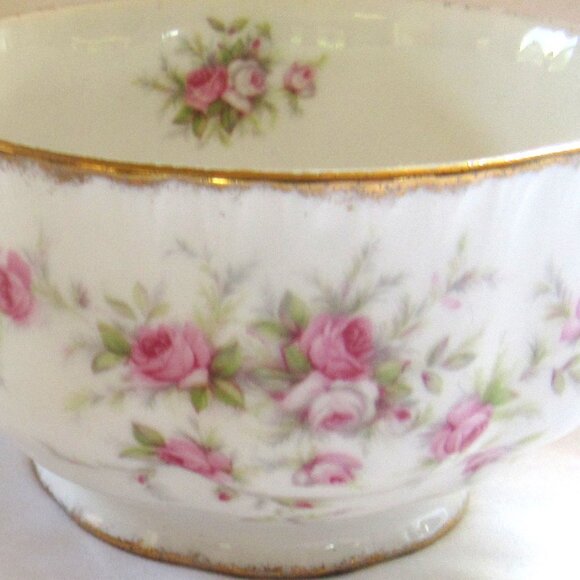 Paragon Victoriana Rose Sugar Bowl, Brushed Gold Gilt Trim, Fine China D111 - Picture 1 of 5